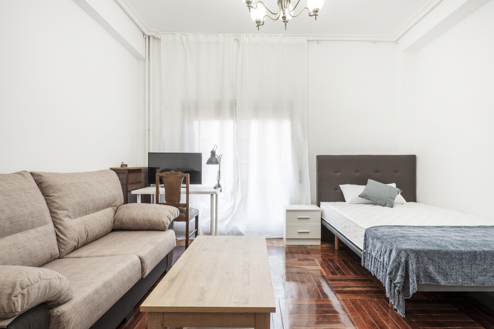Incluir un sofá en el dormitorio es una tendencia en auge. Descubre cómo lograr un espacio funcional y elegante sin comprometer la comodidad.